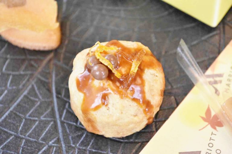 「キャラメルオレンジのスカフィン」。“スカフィン”とは、スコーンとマフィンの中間のような焼き菓子です。焼き菓子界の新しいトレンドになるかも?