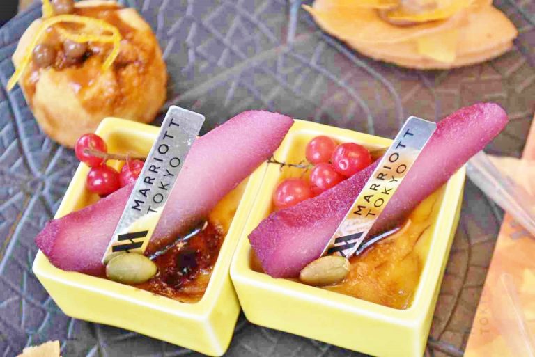 ワイン色に染まった洋ナシが鮮やかな「洋ナシとかぼちゃのブリュレ」。