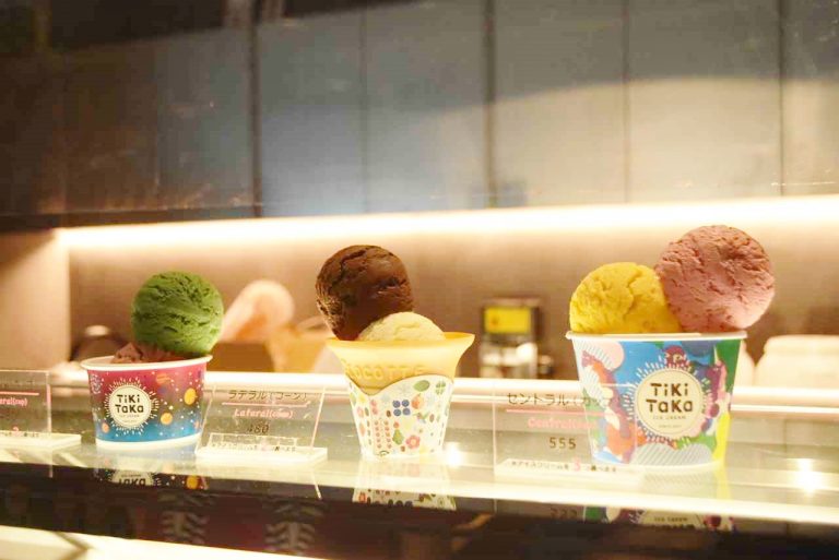 ポップなデザインのカップもかわいい〈TiKiTaKa ICE CREAM〉。