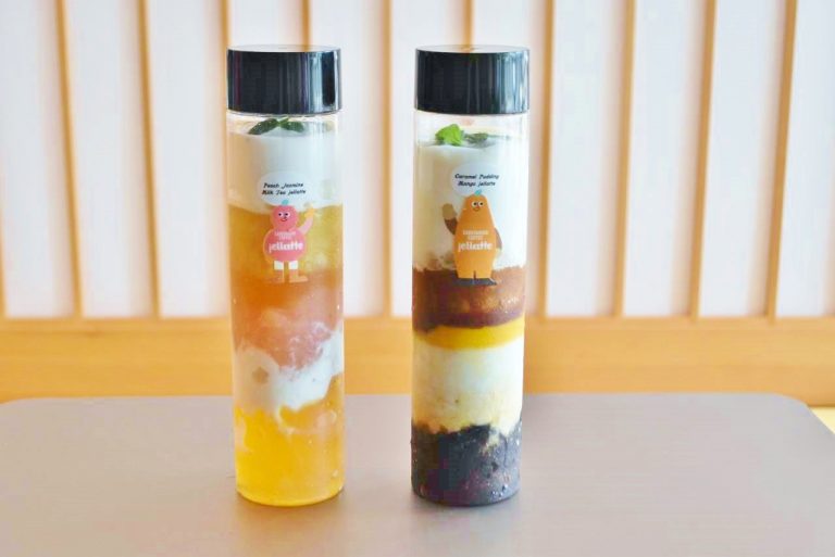 左から「ゴロっと白桃、ジャスミンミルクティージェラッテ 」(750円) 、「とぅるんとキャラメルプリンのマンゴージェラッテ 」(700円)。※税別