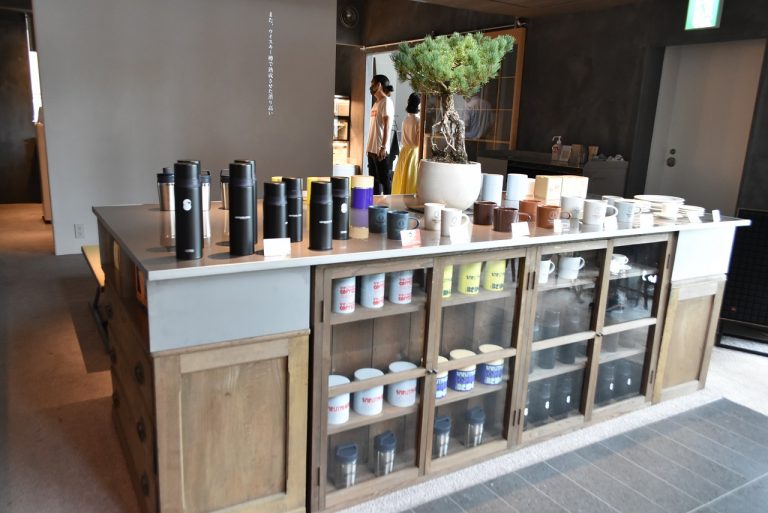 オリジナルグッズがズラリと並ぶ店内は、コーヒーをテーマにしたセレクトショップのよう。