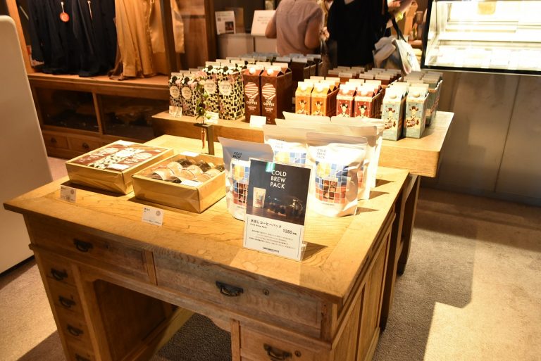 同店では、「Cup of Excellence」に入賞したコーヒーやゲイシャ品種の希少なコーヒーや最高品質なものを提供。ギフト用のコーヒーセットも購入可。