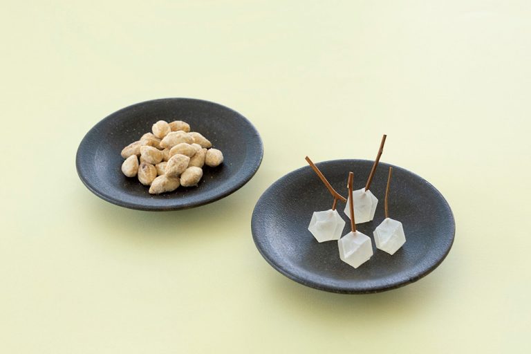〈御菓子丸〉の鉱物の実とほころびの二段重