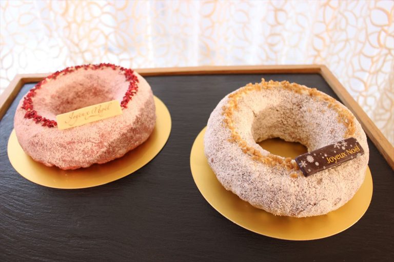 左「ルビーチョコレート シュトーレン」4,800円/右「メープルシュトーレン」4,500円 いずれも直径18cm。