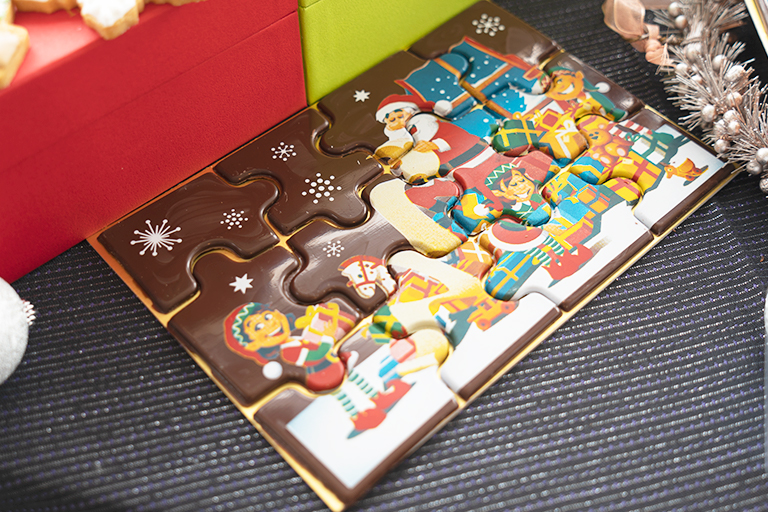 「クリスマスパズル」約18cm x 12.5cm、各3,300円。