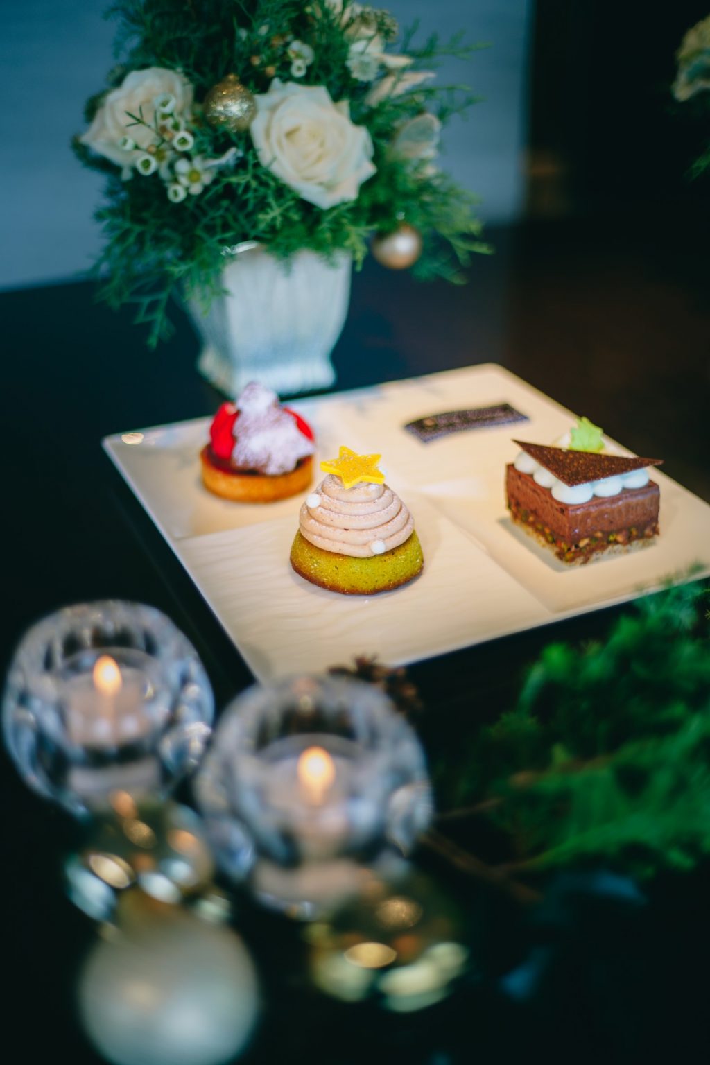 左上から「いちごとジンジャークッキーのクリスマスタルトレット」、「モンブランツリー」、「Noele ショコラアマンド」。