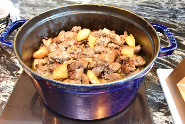 砂糖やみりんは使用せず、ブルーベリージャムで照り焼きにした「ブルーベリー風味の照り焼きチキン 焼りんご添え」。