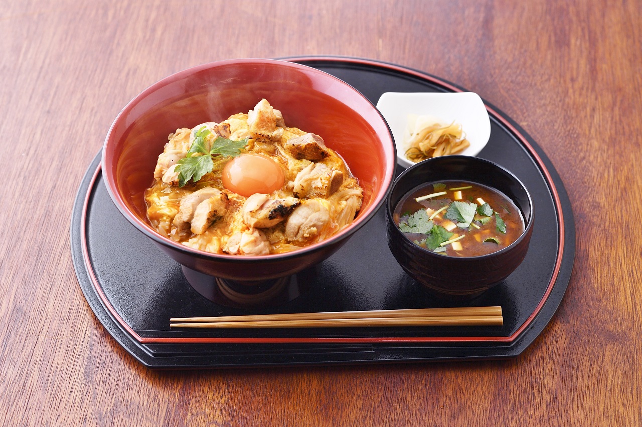 厳選たまごと軍鶏の親子丼（味噌汁・お漬物付き）テイクアウト可（卵黄別添え）1,200円。