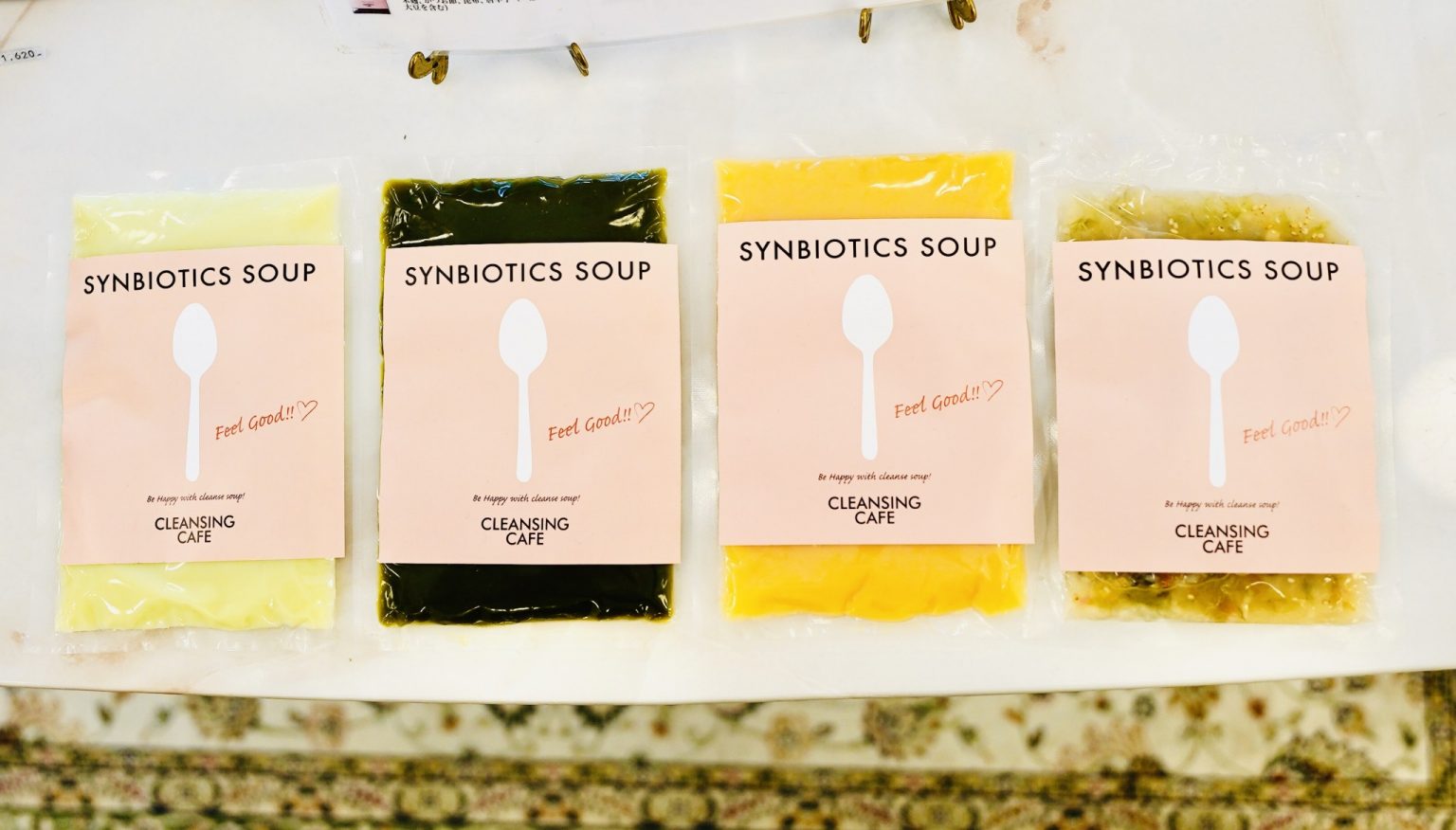「SYNBIOTICS SOUP-シンバイオティクススープ-」1,180円（税込）／200g。「白ごまと生姜風味のホワイトスキンスープ」「トマトとミルクの濃厚ビューティースープ」など5種類。