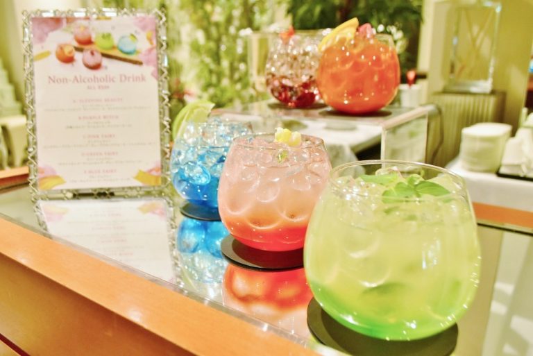 「スリーピングビューティー」や「ピンクフェアリー」など物語をイメージしたノンアルコールカクテルも提供(各500円)。