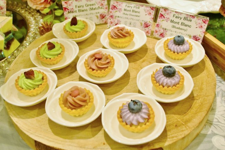 「妖精のグリーンモンブラン(抹茶)」、「妖精のピンクモンブラン(ルビーチョコ)」、「妖精のブルーモンブラン(ブルーベリー)」。