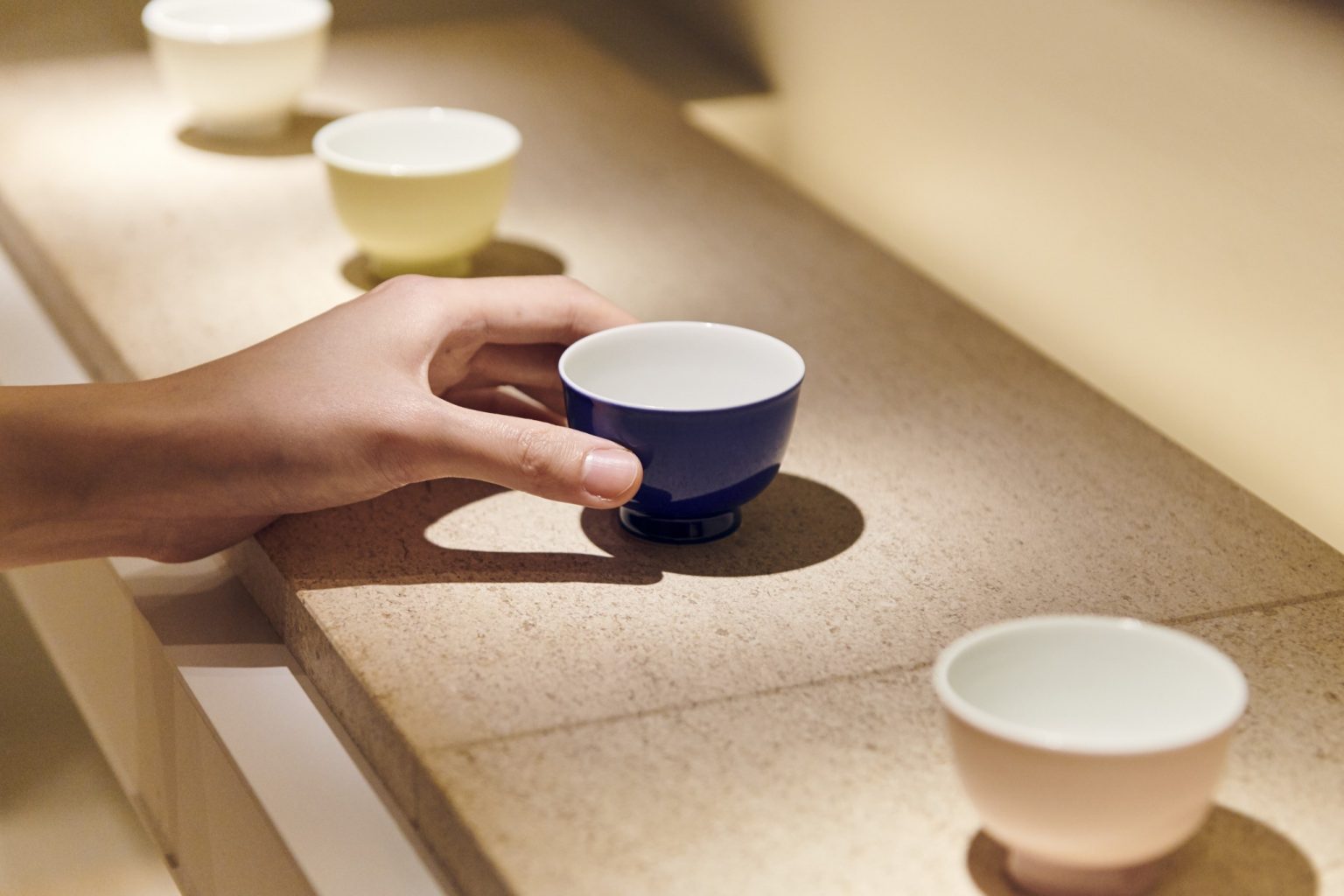 茶器は全て〈Medicha〉のためにデザインされたもの。カップを選んで、日常に戻る前のひと時を。