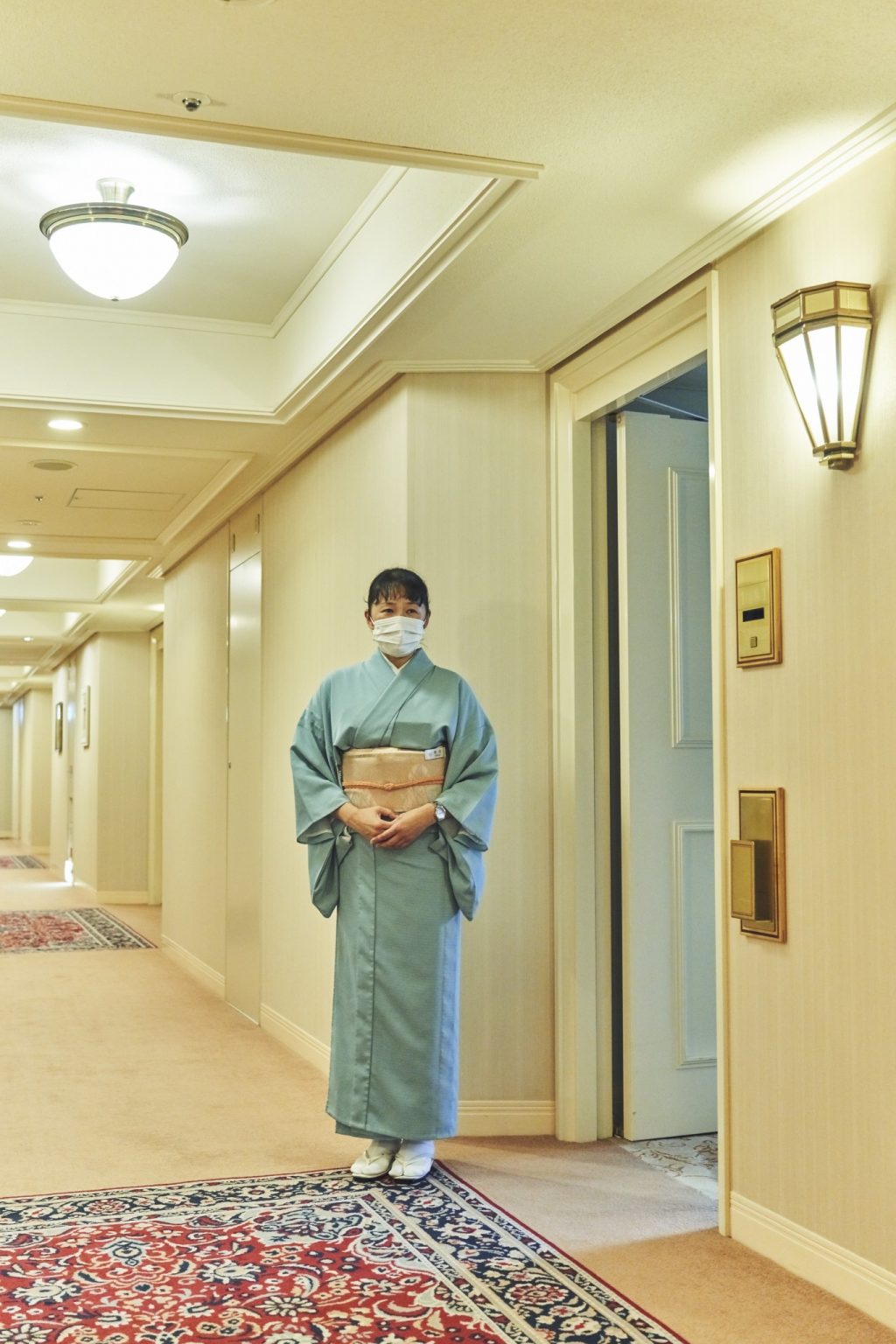 インペリアルフロアの宿泊者を担当するゲストアテンダント。ウェルカムドリンクや客室の説明、荷ほどきなど手厚いケアをしてくれる。この着物姿こそ、日本の迎賓館として開業し、世界中のVIPをお迎えしてきたホテルの伝統と誇りなのだ。