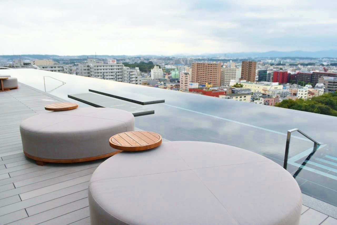 素晴らしい眺望が開け、空の大きさを感じられる東京でも数少ない贅沢なプール。