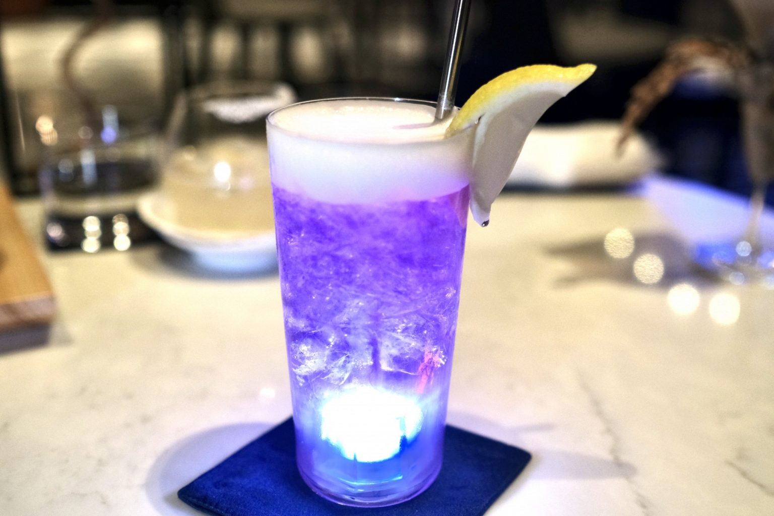 ゴッホの代表作のひとつ「星月夜」をモチーフにした「ムーンナイト」2,000円はレモンと混ざり合い青から紫へと変化。