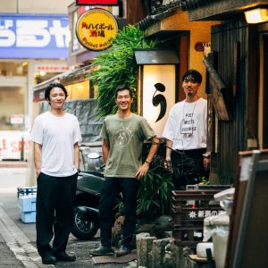 〈鰻 はし本〉の店前にて。路地の中で、「う」の看板が目を引く。取材の前日には、〈K5〉のメンバーと西さんが鰻をいただいたのだそう。