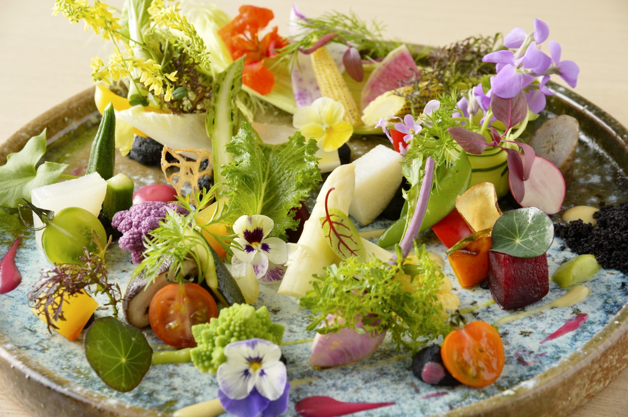 「大地のサラダ」に使用している、季節の旬の野菜は30種類以上。ハーブやエディブルフラワー等を加えると50種類近くになる。