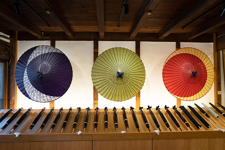 現代的な色合いの和傘が飾られています。
