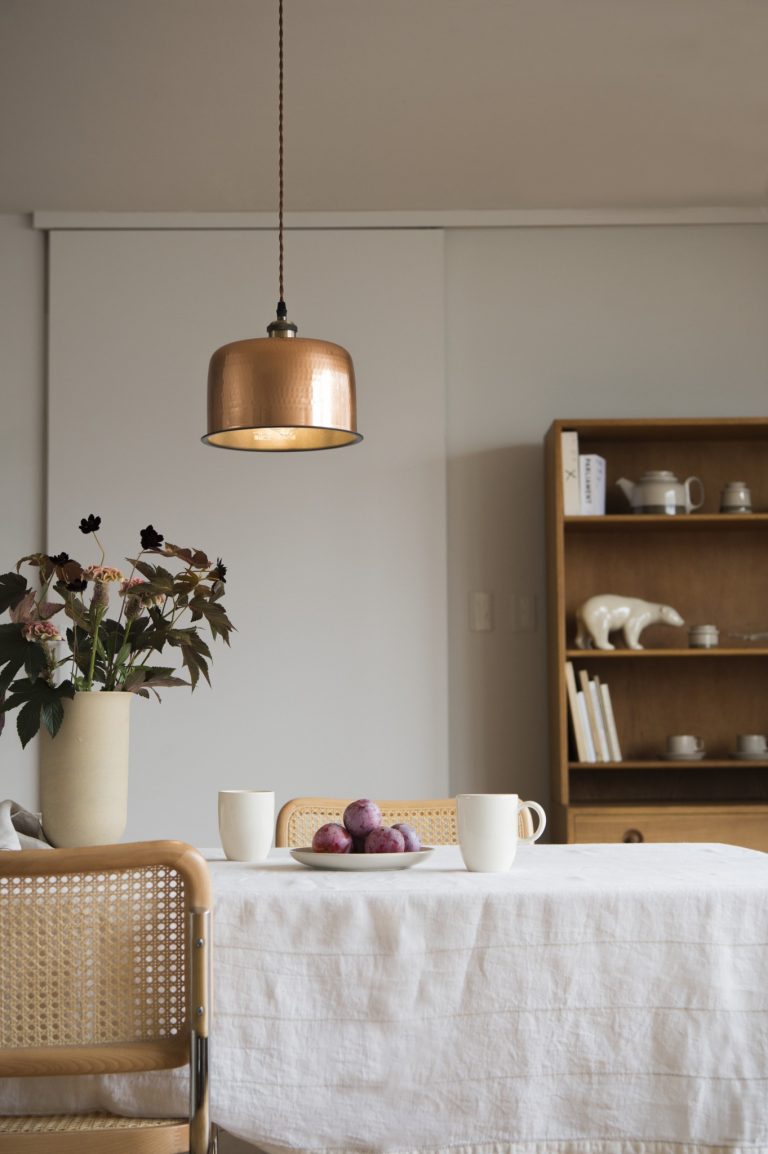 炊飯器の内釡を引っくり返して、ペンダント照明にした「RICE COOKER LAMP」。銅コーティングの美しい光沢をそのまま生かし、温かな雰囲気を演出。内側の目盛りをそのまま残しているのがユニーク。