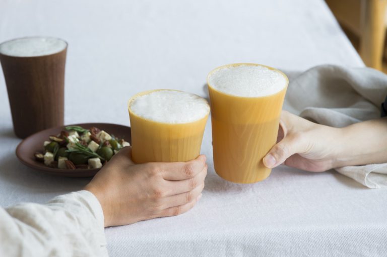 ビールの泡がクリーミーに!薄手のグラスのような繊細な飲み口で、手に持った質感も軽くてなめらか。 セルロースファイバー