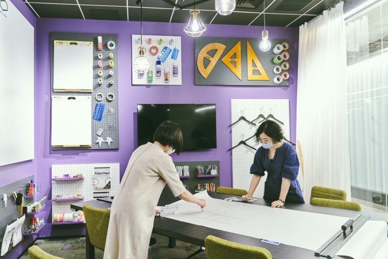 1人で気軽に利用できるオープンスペースのほか、個性豊かな会議室が特徴。文房具に囲まれた部屋などがあり、会議の内容や気分で空間を選べる。オンライン会議に最適な個室や電話専用のブースも完備。「会議が楽しくなって、アイデアが浮かびそう!」 〈WORK STYLING〉