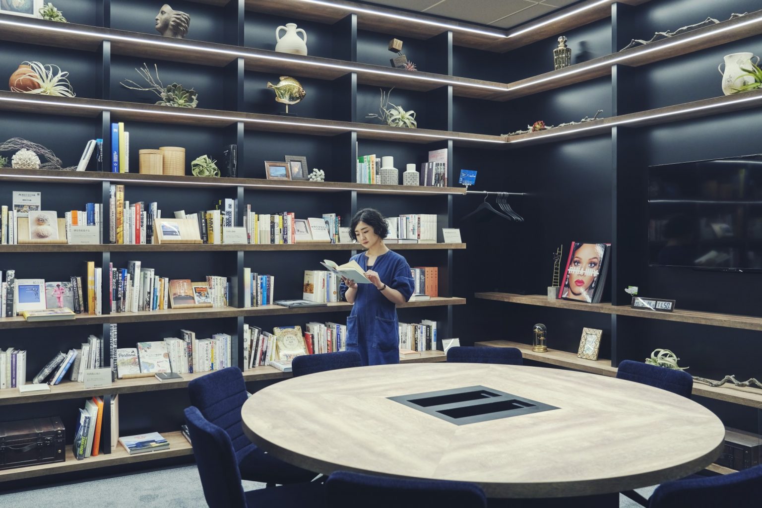 〈誠品生活日本橋〉が選書をした本棚がある部屋