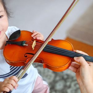 2歳の姪も最近ピアノやヴァイオリンに興味を持つようになりました。