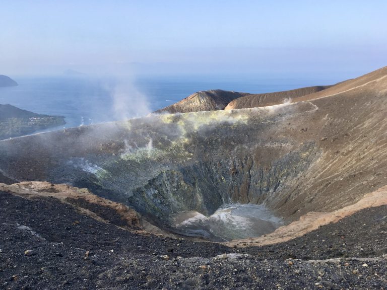 いつまでも見ていたい神秘的な光景。窪んだ噴火口からは白煙がもくもくと噴出！岩にはネオンイエローの硫黄が付着。