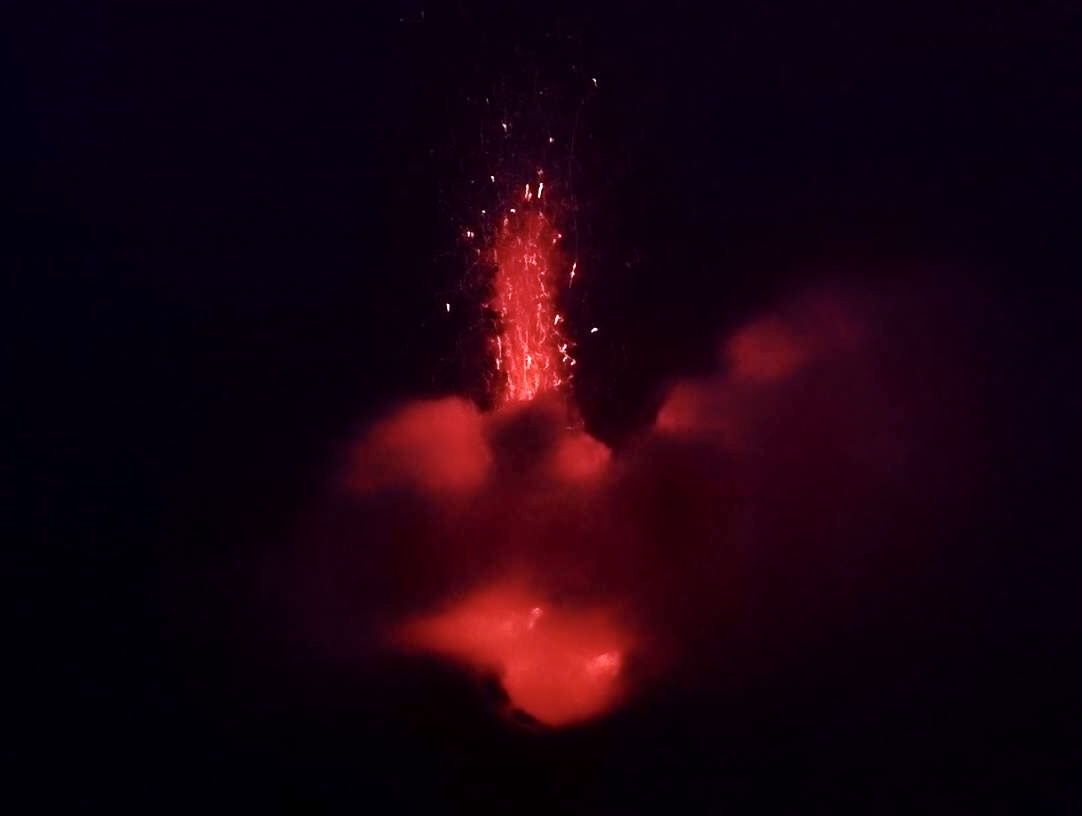 ストロンボリ式噴火を目撃。