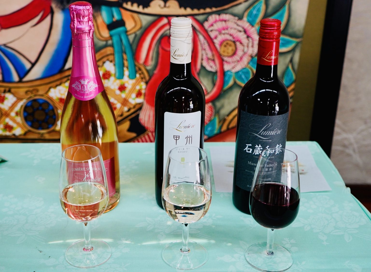 山梨ワインと「富士の介」のマリアージュ！（写真左から）乾杯用の「ルミエールスパークリングロゼ2017」「甲州シュルーリー2019」「石蔵和飲2019」。