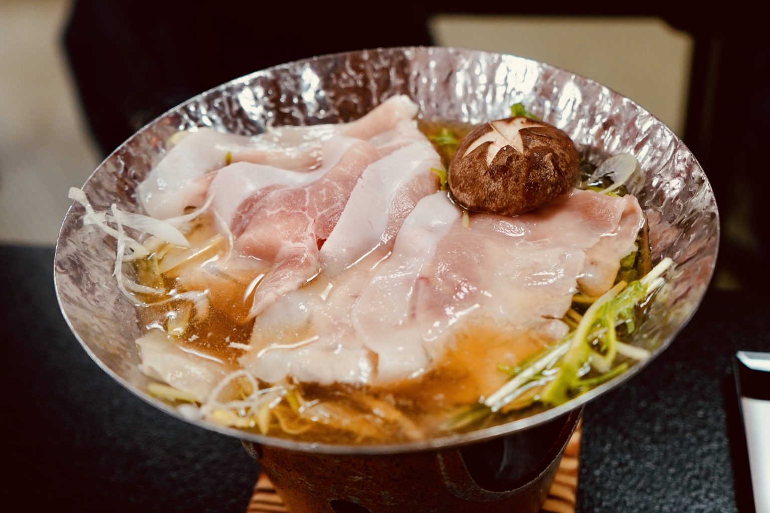 山梨が長い年月をかけて研究開発し生まれたブランド豚「甲州富士桜ポーク」は、きめ細やかで柔らかく味わい深いのが特徴です。
