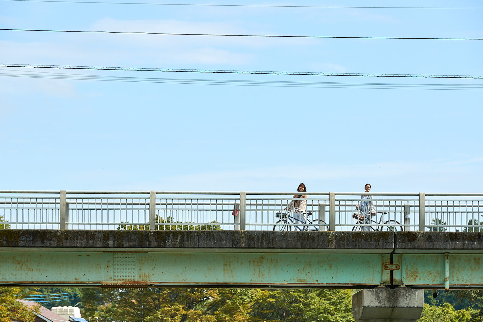 サイクリングなら好きなときに立ち止まれるから◎。橋は高台にあるので、眺めもばっちり。