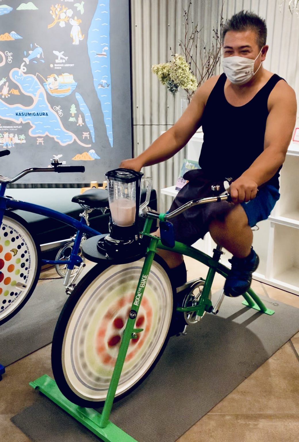 自転車でスムージーを作る「勝手にメロン大使」の井坂紀元さん。おいしいスムージーができそうです！
