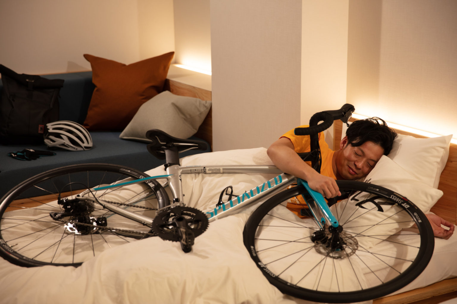 汚れがついても落ちやすい自転車用シーツでスヤスヤ。この方、とっても幸せそう……！自転車と同じベッドで休む姿をSNSにアップするのが密かな人気だとか。