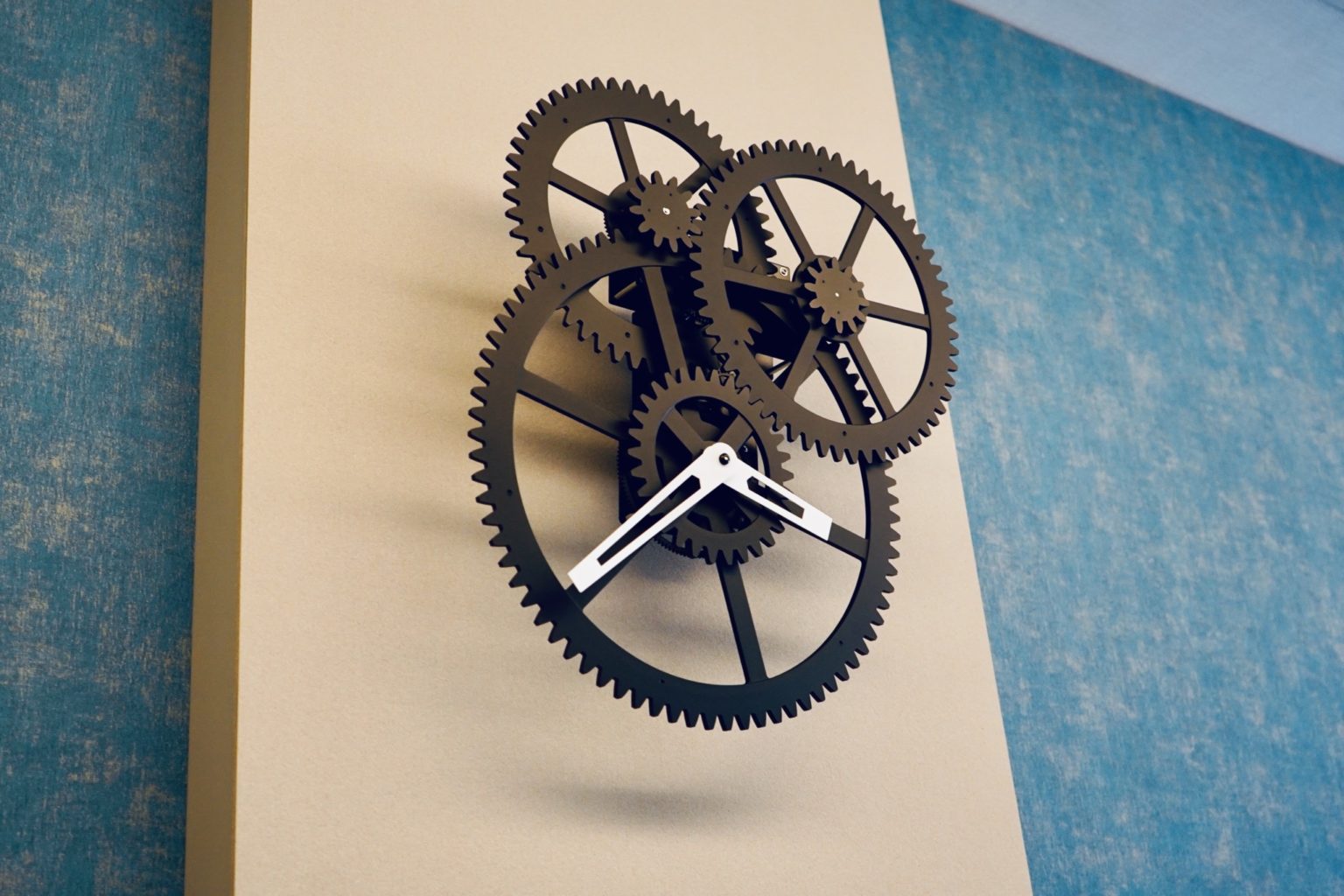 自転車のギアをイメージした時計。