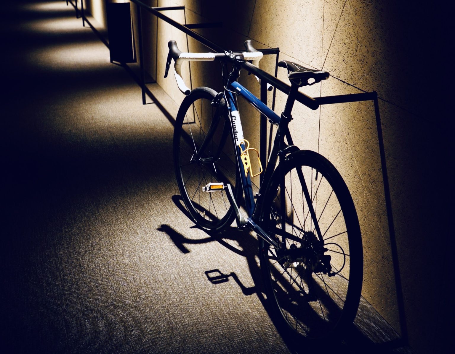 部屋の外には、自転車スタンド。廊下が広いので、自転車同士のすれ違いもスムーズ。