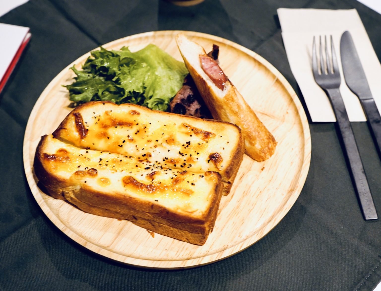 茨城県内で人気のパン工房〈クーロンヌ〉の朝食「クローンヌセット」。クロックムッシュ、厚切りトーストいずれかをチョイス。847円。