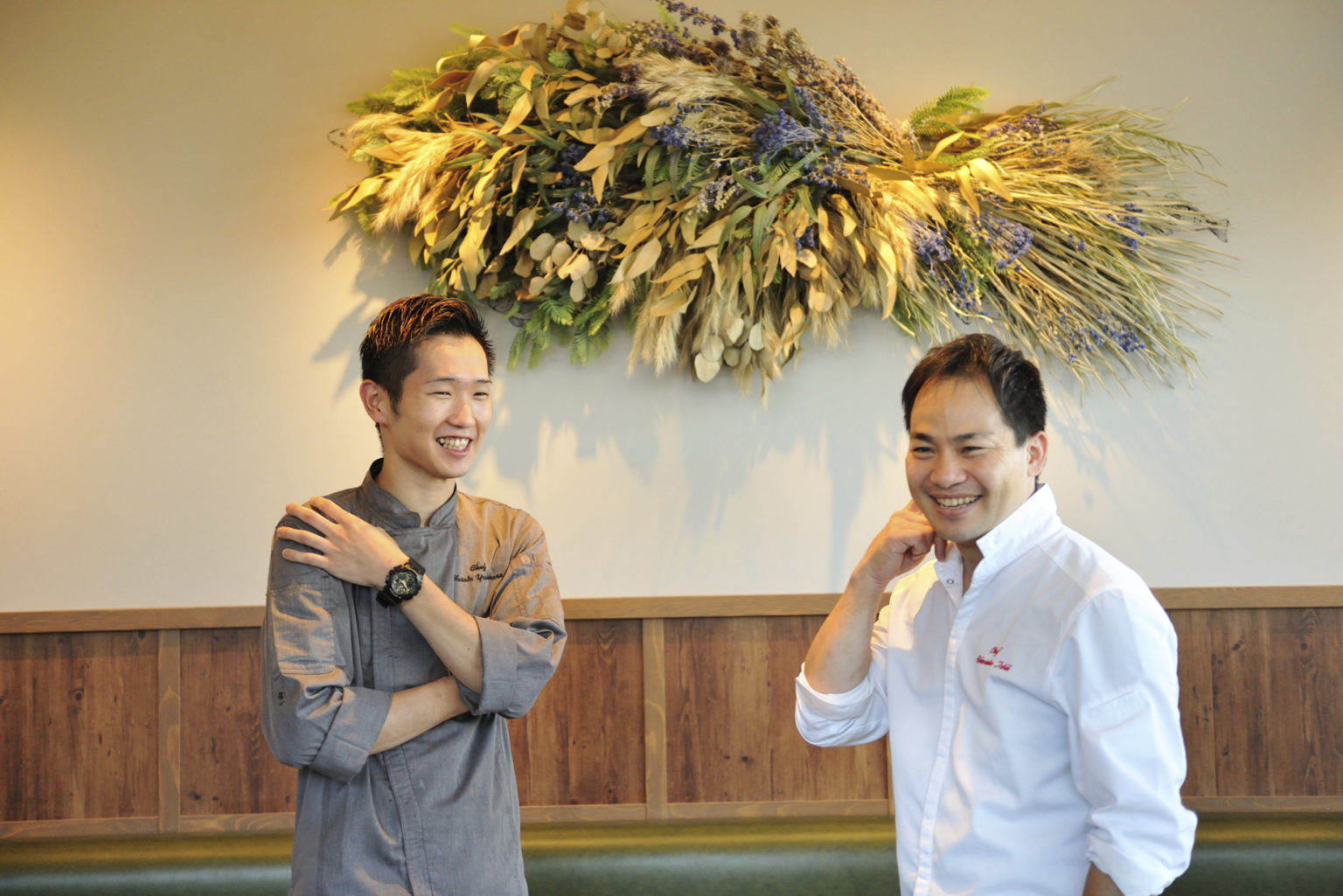 石井真介さん（右）と新たに〈Sincere BLUE〉の料理長を任された吉原誠人さん。
