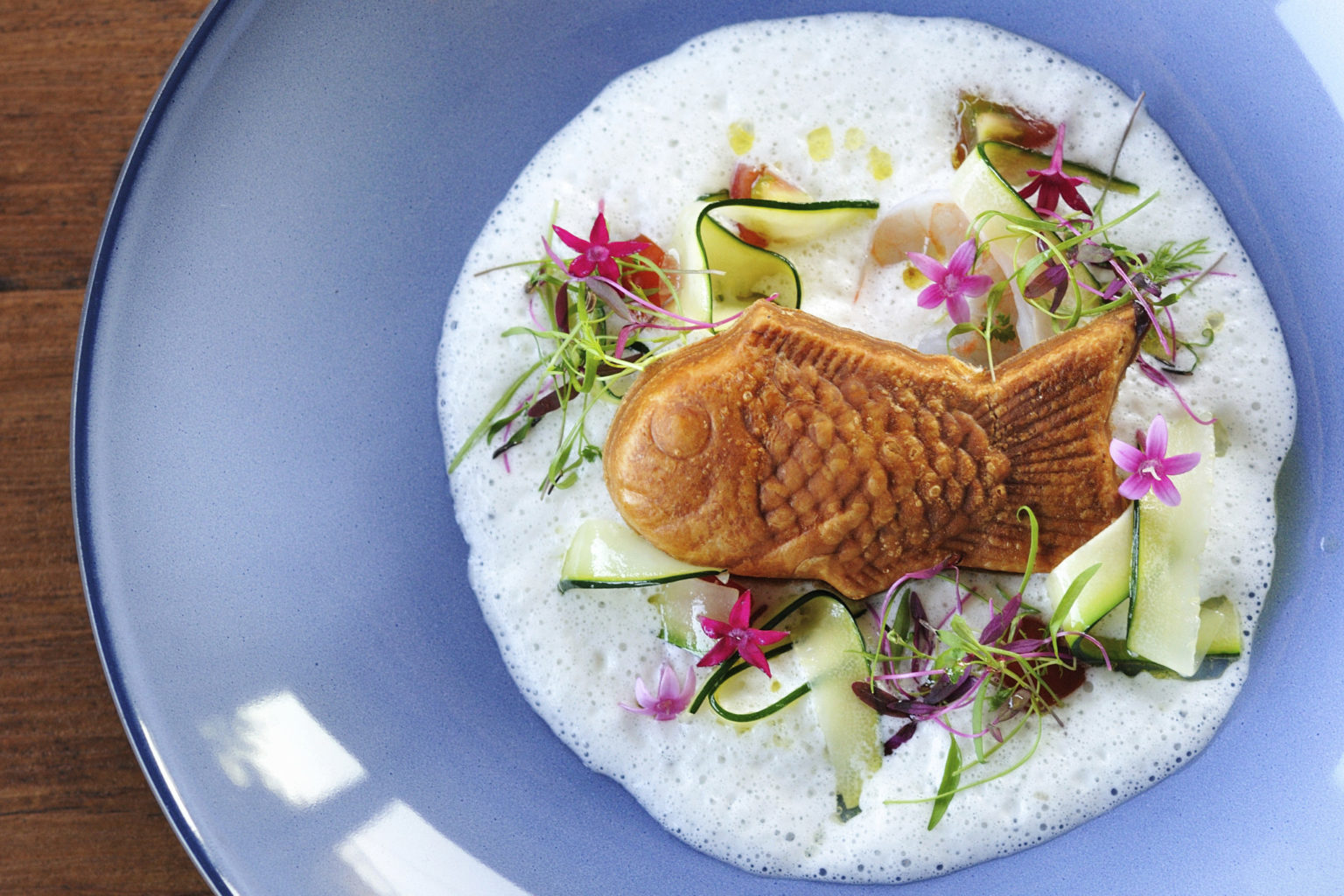 〈Sincere BLUE〉石井シェフのスペシャリテ“スズキの鯛焼き”はフランスの古典料理、ルーアンクルートがベースに。FIP（漁業改善プロジェクト）への思いが込められている。／お茶目な鯛焼きにシェフの思いと創意が満載！