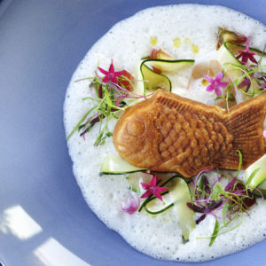 〈Sincere BLUE〉石井シェフのスペシャリテ“スズキの鯛焼き”はフランスの古典料理、ルーアンクルートがベースに。FIP（漁業改善プロジェクト）への思いが込められている。／お茶目な鯛焼きにシェフの思いと創意が満載！