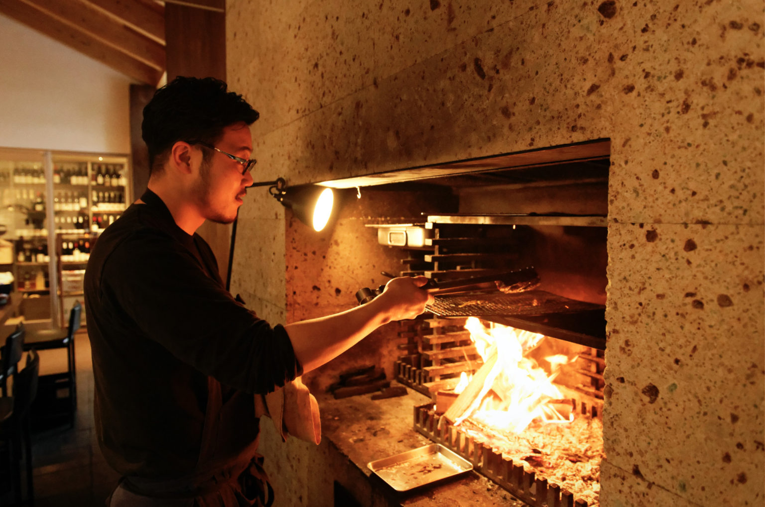 薪焼き料理は石松シェフが担当。
