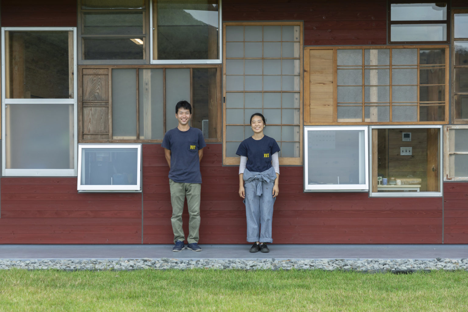 ホテルで働く大塚桃奈さん（右）と田村浩樹さん（左）。田村さんは上勝町出身。農業をしつつ〈WHY〉で働く。