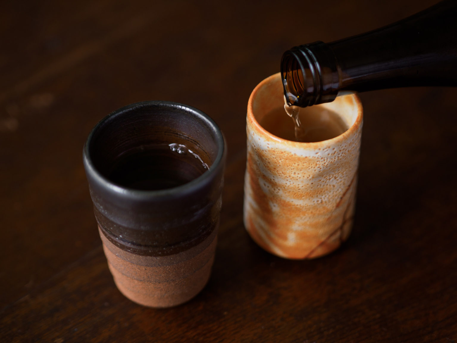 たっぷりと入った日本酒を湯呑みで飲む、秋の夜。