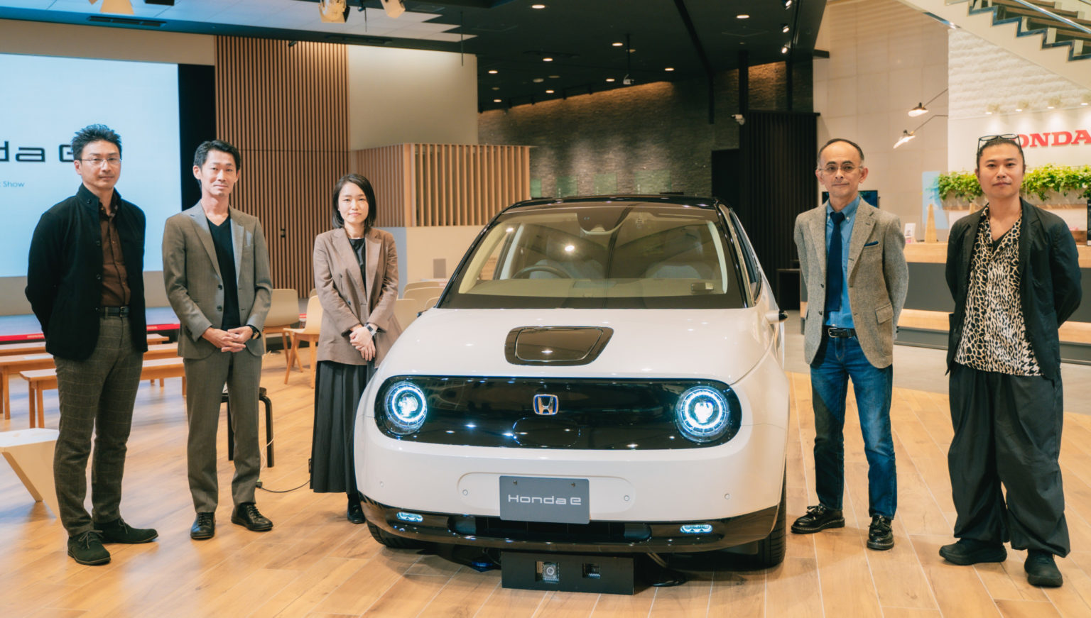 「Honda e」開発に携わったデザインセンターの皆さんと、展示を担当したインテリアスタイリスト川合将人さん（右）。