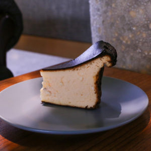 「バスク風チーズケーキ」420円（税込）。