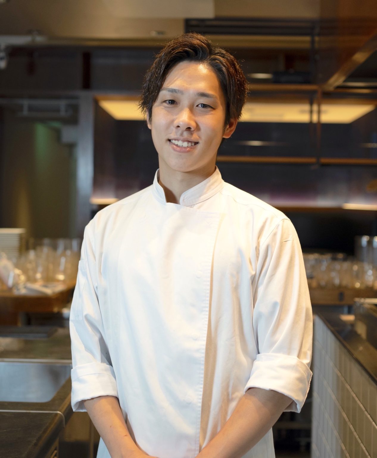 フレンチの名店〈KEISUKE MATSUSHIMA〉の元副料理長・三角隼人さん。同店ではフレンチを提供。