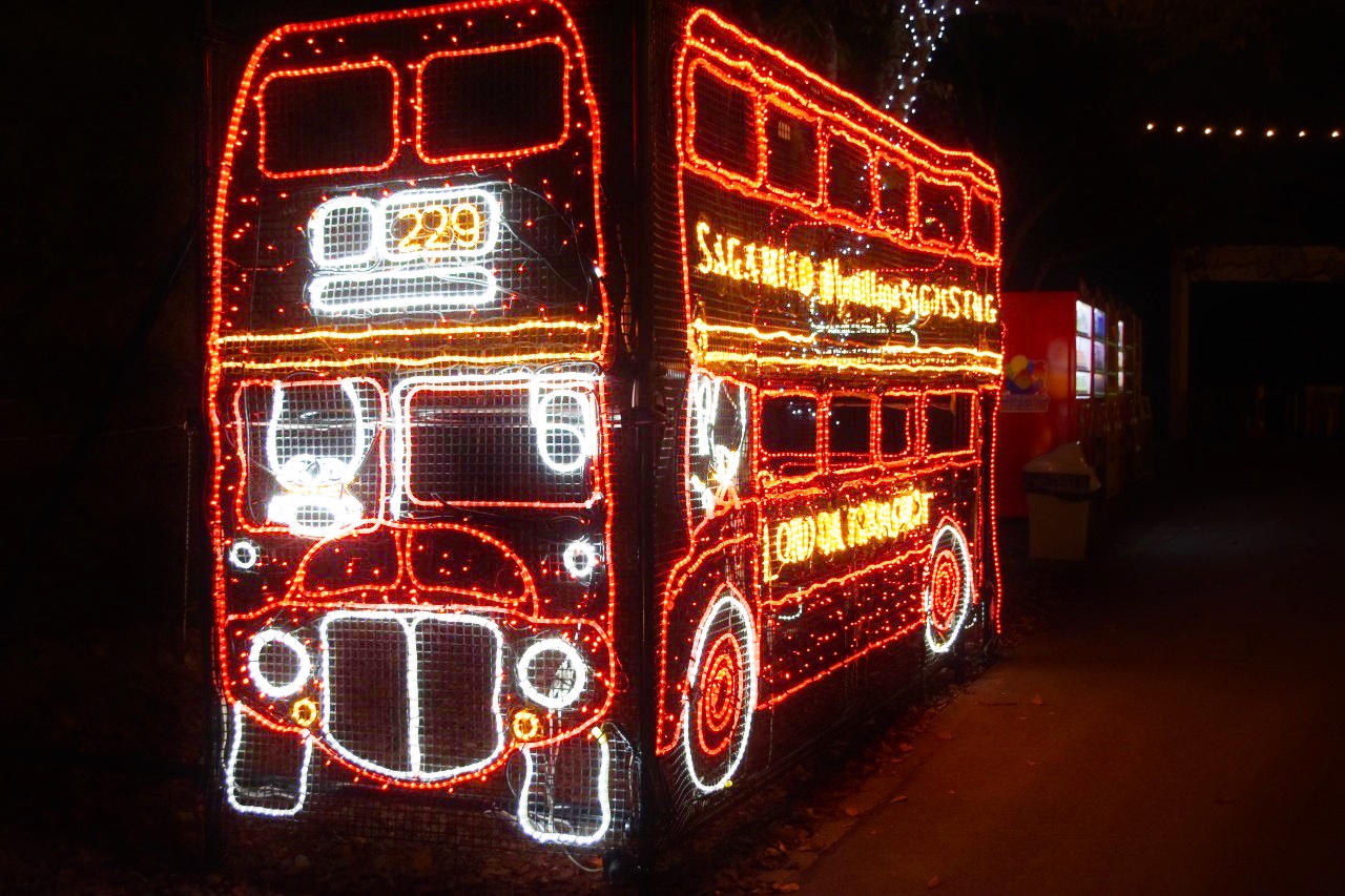 キュートな「ロンドンバス」は毎年人気のイルミネーション。