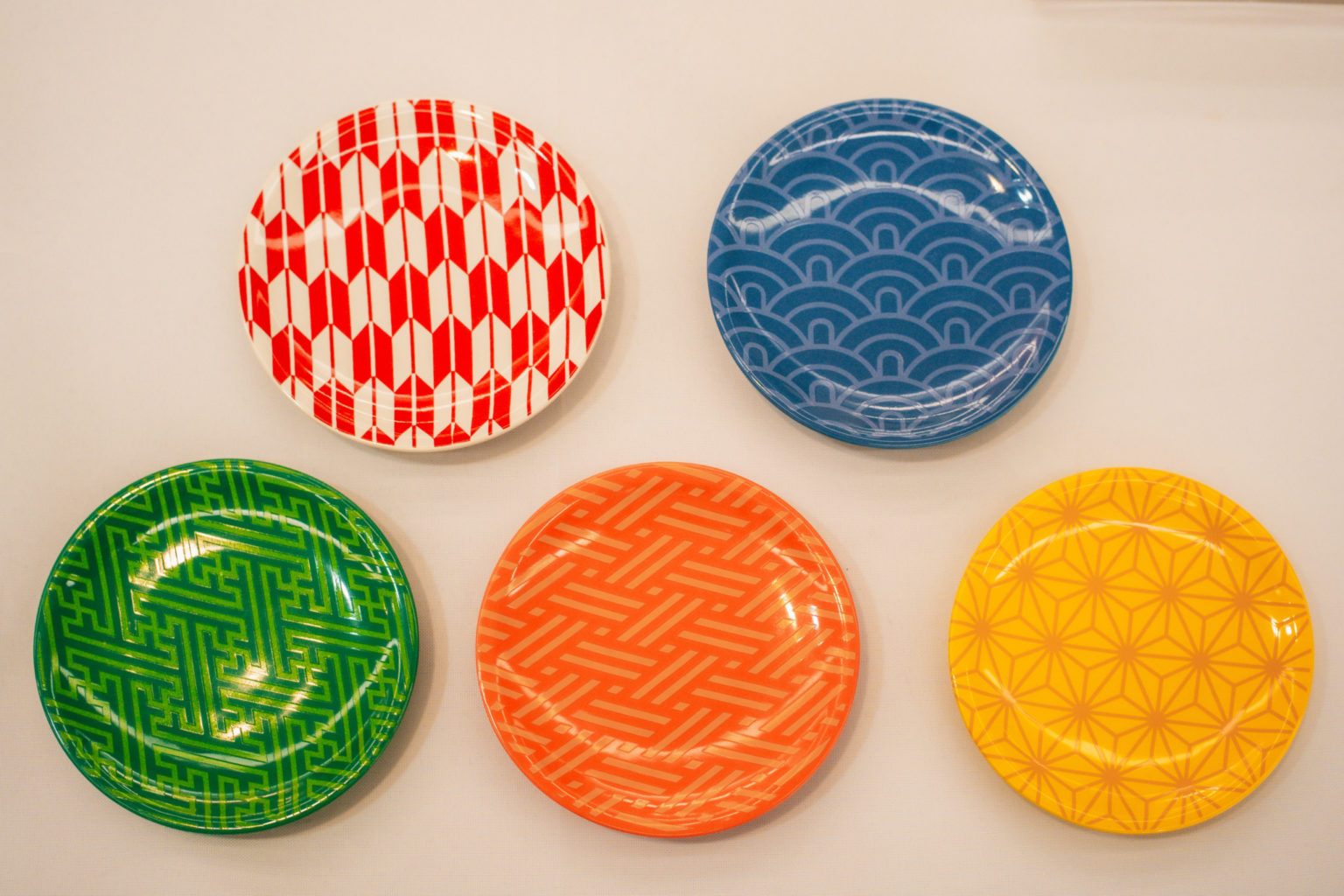 「ミニ・ラウンド・プレート（5枚入り）WAGARA」（6,000円）。5柄・5色の豆皿セットは、テーブルにちりばめて置いてみましょう。黒豆や昆布巻など、地味目な色の食材も、盛り付けるとパッと明るく仕上がります。