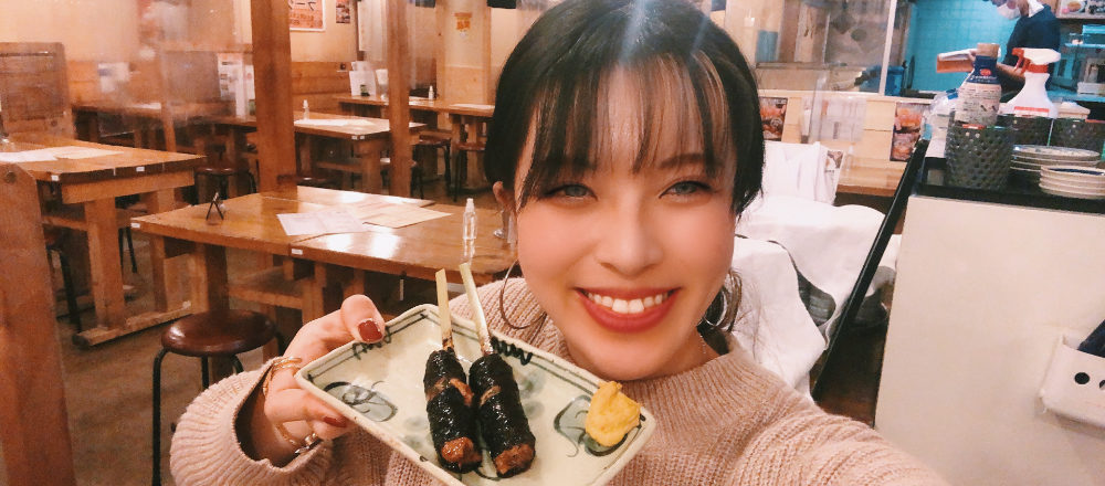 お酒にぴったり!新橋〈炭火やきとりと活な魚 串八珍〉の「元祖青シソ納豆巻き串」。