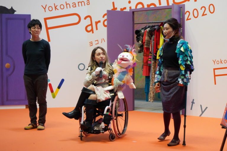 左から、現代美術家の井上唯さん、車椅子インフルエンサーの中嶋涼子さん、総合ディレクターの栗栖良依さん。
